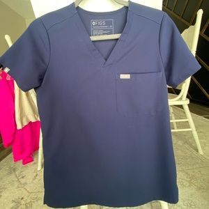 Women’s navy Figs scrub top and bottom. Bottoms are bootcut. No flaws.